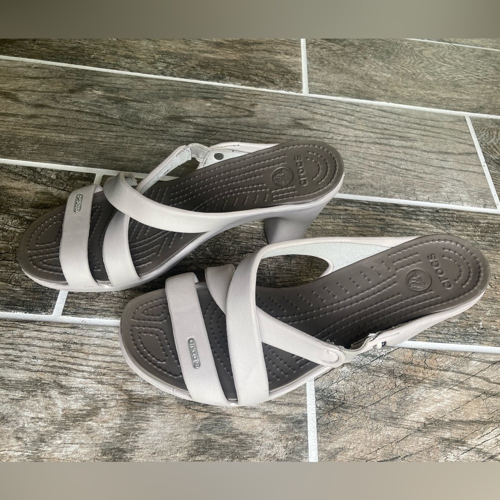 Crocs CYPRUS IV Heels Womens Size 9 Tan Slip on Sandals Cross Strap 14558